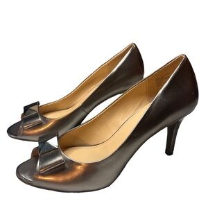 Liz Claiborne Bronze Peep Toe 3” Heels With a Cute Bow Man made materials
